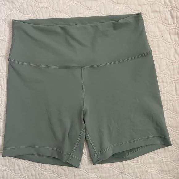 LULULEMON-Wunder Train High-Rise
Short 6" ,Misty Glade ,size 10 - Picture 3 of 8